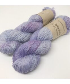Dette garn er et nyt garn med en sammensætning af merino og hamp, specielt fremstillet til strømper. Dette garn indeholder 80% merino SW, 20 % hamp og er trods det, et blødt og behageligt garn Løbelængde er 400 m  pr 100 g, som hvert fed vejer. Vejledende pinde: 2.5 - 4 mm Vejledende strikkefasthed: 28-36 masker pr 10 cm Garnet passer til perfekt som alternativ til strømpegarn uden nylon Jeg håndfarver alle fed i små partier, husk derfor at bestille fed nok til dit projekt, så du får nøjagtigt samme udtryk i hele arbejdet.