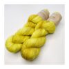 Let, blødt og kradsefrit garn i blandingen af 90 % SW Extrafine Merino og 10 % Hør Garnet er meget velegnet til sweatre, sjaler og andet strik, der ønsket lidt lettere end ren uld. Vejledende pinde: 2,5-4 mm Vejledende strikkefasthed: 25-33 masker på 10 cm Jeg håndfarver alle fed i små partier, husk derfor at bestille fed nok til dit projekt, så du får nøjagtigt samme udtryk i hele arbejdet.