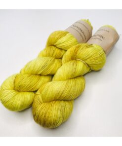 Let, blødt og kradsefrit garn i blandingen af 90 % SW Extrafine Merino og 10 % Hør Garnet er meget velegnet til sweatre, sjaler og andet strik, der ønsket lidt lettere end ren uld. Vejledende pinde: 2,5-4 mm Vejledende strikkefasthed: 25-33 masker på 10 cm Jeg håndfarver alle fed i små partier, husk derfor at bestille fed nok til dit projekt, så du får nøjagtigt samme udtryk i hele arbejdet.