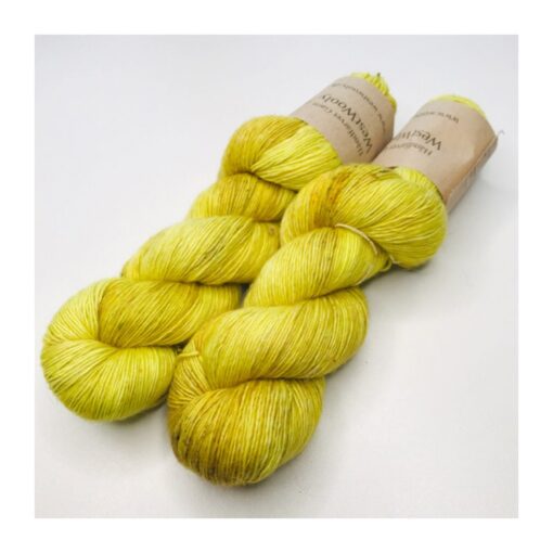 Let, blødt og kradsefrit garn i blandingen af 90 % SW Extrafine Merino og 10 % Hør Garnet er meget velegnet til sweatre, sjaler og andet strik, der ønsket lidt lettere end ren uld. Vejledende pinde: 2,5-4 mm Vejledende strikkefasthed: 25-33 masker på 10 cm Jeg håndfarver alle fed i små partier, husk derfor at bestille fed nok til dit projekt, så du får nøjagtigt samme udtryk i hele arbejdet.