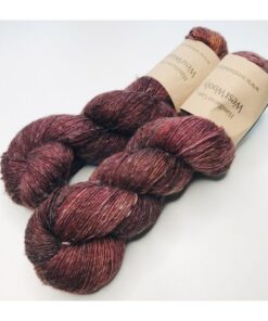 Let, blødt og kradsefrit garn i blandingen af 90 % SW Extrafine Merino og 10 % Hør Garnet er meget velegnet til sweatre, sjaler og andet strik, der ønsket lidt lettere end ren uld. Vejledende pinde: 2,5-4 mm Vejledende strikkefasthed: 25-33 masker på 10 cm