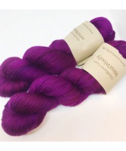 WestWooly merino SW 325, er et superblødt, lækkert og robust garn, og det kan bruges til utallige formål som sweatre, sjaler og ikke mindst strik til børn. Garnet er hårdt spundet af lange og bløde fibre og er derfor både blødt og kan strikkes på op til pind 4,5 mm Materiale: 100 % merino, 2-trådet, 20,5 mic Vejledende pinde: 3,5-4,5 mm Vejledende strikkefasthed: 22-30 masker pr 10 cm Løbelængde: 325 m pr fed a' 100 g Jeg håndfarver alle fed i små partier, husk derfor at bestille fed nok til dit projekt Vær opmærksom på, at farven på billedet kan afvige en smule fra virkeligheden, da det afhænger af skærmens farvekalibrering. Der kan således også være nuanceforskelle fra skærm til skærm. Håndfarvet garn er et spændende og interessant materiale at arbejde med.  Alle fed er farvet i hånden og helt unikke.Derfor vil der opleves forskelle i de enkelte fed. Når du strikker med håndfarvet garn, kan du med fordel strikke med to forskellige nøgler på samme tid. Strik eks. 2-5 omgange med hvert nøgle, hvormed du  