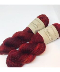 WestWooly merino SW 325, er et superblødt, lækkert og robust garn, og det kan bruges til utallige formål som sweatre, sjaler og ikke mindst strik til børn. Garnet er hårdt spundet af lange og bløde fibre og er derfor både blødt og kan strikkes på op til pind 4,5 mm Materiale: 100 % merino, 2-trådet, 20,5 mic Vejledende pinde: 3,5-4,5 mm Vejledende strikkefasthed: 22-30 masker pr 10 cm Løbelængde: 325 m pr fed a' 100 g Jeg håndfarver alle fed i små partier, husk derfor at bestille fed nok til dit projekt Vær opmærksom på, at farven på billedet kan afvige en smule fra virkeligheden, da det afhænger af skærmens farvekalibrering. Der kan således også være nuanceforskelle fra skærm til skærm. Håndfarvet garn er et spændende og interessant materiale at arbejde med.  Alle fed er farvet i hånden og helt unikke.Derfor vil der opleves forskelle i de enkelte fed. Når du strikker med håndfarvet garn, kan du med fordel strikke med to forskellige nøgler på samme tid. Strik eks. 2-5 omgange med hvert nøgle, hvormed du  