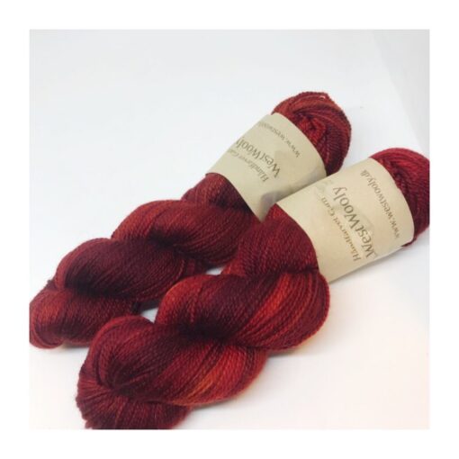 WestWooly merino SW 325, er et superblødt, lækkert og robust garn, og det kan bruges til utallige formål som sweatre, sjaler og ikke mindst strik til børn. Garnet er hårdt spundet af lange og bløde fibre og er derfor både blødt og kan strikkes på op til pind 4,5 mm Materiale: 100 % merino, 2-trådet, 20,5 mic Vejledende pinde: 3,5-4,5 mm Vejledende strikkefasthed: 22-30 masker pr 10 cm Løbelængde: 325 m pr fed a' 100 g Jeg håndfarver alle fed i små partier, husk derfor at bestille fed nok til dit projekt Vær opmærksom på, at farven på billedet kan afvige en smule fra virkeligheden, da det afhænger af skærmens farvekalibrering. Der kan således også være nuanceforskelle fra skærm til skærm. Håndfarvet garn er et spændende og interessant materiale at arbejde med.  Alle fed er farvet i hånden og helt unikke.Derfor vil der opleves forskelle i de enkelte fed. Når du strikker med håndfarvet garn, kan du med fordel strikke med to forskellige nøgler på samme tid. Strik eks. 2-5 omgange med hvert nøgle, hvormed du  