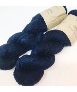 WestWooly merino SW 325, er et superblødt, lækkert og robust garn, og det kan bruges til utallige formål som sweatre, sjaler og ikke mindst strik til børn. Garnet er hårdt spundet af lange og bløde fibre og er derfor både blødt og kan strikkes på op til pind 4,5 mm Materiale: 100 % merino, 2-trådet, 20,5 mic Vejledende pinde: 3,5-4,5 mm Vejledende strikkefasthed: 22-30 masker pr 10 cm Løbelængde: 325 m pr fed a' 100 g Jeg håndfarver alle fed i små partier, husk derfor at bestille fed nok til dit projekt Vær opmærksom på, at farven på billedet kan afvige en smule fra virkeligheden, da det afhænger af skærmens farvekalibrering. Der kan således også være nuanceforskelle fra skærm til skærm. Håndfarvet garn er et spændende og interessant materiale at arbejde med.  Alle fed er farvet i hånden og helt unikke.Derfor vil der opleves forskelle i de enkelte fed. Når du strikker med håndfarvet garn, kan du med fordel strikke med to forskellige nøgler på samme tid. Strik eks. 2-5 omgange med hvert nøgle, hvormed du  