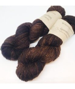 WestWooly merino SW 325, er et superblødt, lækkert og robust garn, og det kan bruges til utallige formål som sweatre, sjaler og ikke mindst strik til børn. Garnet er hårdt spundet af lange og bløde fibre og er derfor både blødt og kan strikkes på op til pind 4,5 mm Materiale: 100 % merino, 2-trådet, 20,5 mic Vejledende pinde: 3,5-4,5 mm Vejledende strikkefasthed: 22-30 masker pr 10 cm Løbelængde: 325 m pr fed a' 100 g Jeg håndfarver alle fed i små partier, husk derfor at bestille fed nok til dit projekt Vær opmærksom på, at farven på billedet kan afvige en smule fra virkeligheden, da det afhænger af skærmens farvekalibrering. Der kan således også være nuanceforskelle fra skærm til skærm. Håndfarvet garn er et spændende og interessant materiale at arbejde med.  Alle fed er farvet i hånden og helt unikke.Derfor vil der opleves forskelle i de enkelte fed. Når du strikker med håndfarvet garn, kan du med fordel strikke med to forskellige nøgler på samme tid. Strik eks. 2-5 omgange med hvert nøgle, hvormed du  