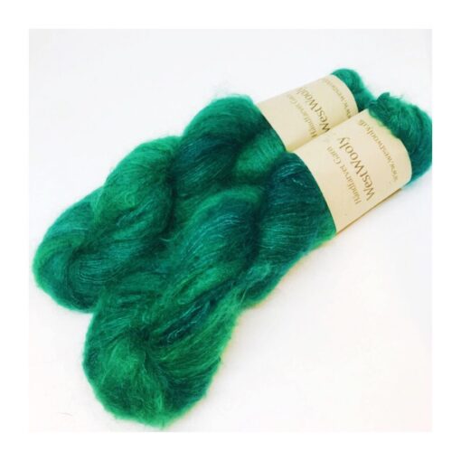 WestWooly Silke Mohair er blødt, lækkert og fyldigt garn, og det kan bruges til utallige formål som sweatre, sjaler og ikke mindst strik du ønsker at tilføre ekstra glans og kærlighed. Silke mohair er velegnet som følgetråd men kan også strikkes alene med 1 eller 2 tråde. Materiale: 75 % Superkidmohair, 25 % Morbærsilke Vejledende pinde: 3-4 mm Vejledende strikkefasthed: 32-40 masker pr 10 cm Løbelængde: 420 m pr fed a' 50 g Vaskeanvisning: håndvask, gerne i uldsæbe, kan centrifugeres i maskine – tørres liggende Jeg håndfarver alle fed i små partier, husk derfor at bestille fed nok til dit projekt Vær opmærksom på, at farven på billedet kan afvige en smule fra virkeligheden, da det afhænger af skærmens farvekalibrering. Der kan således  være nuanceforskelle fra skærm til skærm. 