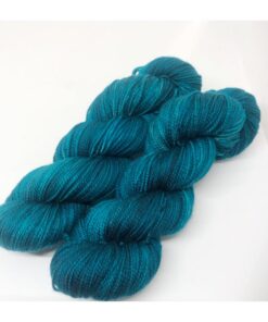 WestWooly merino SW 325, er et superblødt, lækkert og robust garn, og det kan bruges til utallige formål som sweatre, sjaler og ikke mindst strik til børn. Garnet er hårdt spundet af lange og bløde fibre og er derfor både blødt og kan strikkes på op til pind 4,5 mm Materiale: 100 % merino, 2-trådet, 20,5 mic Vejledende pinde: 3,5-4,5 mm Vejledende strikkefasthed: 22-30 masker pr 10 cm Løbelængde: 325 m pr fed a' 100 g Jeg håndfarver alle fed i små partier, husk derfor at bestille fed nok til dit projekt Vær opmærksom på, at farven på billedet kan afvige en smule fra virkeligheden, da det afhænger af skærmens farvekalibrering. Der kan således også være nuanceforskelle fra skærm til skærm. Håndfarvet garn er et spændende og interessant materiale at arbejde med.  Alle fed er farvet i hånden og helt unikke.Derfor vil der opleves forskelle i de enkelte fed. Når du strikker med håndfarvet garn, kan du med fordel strikke med to forskellige nøgler på samme tid. Strik eks. 2-5 omgange med hvert nøgle, hvormed du  