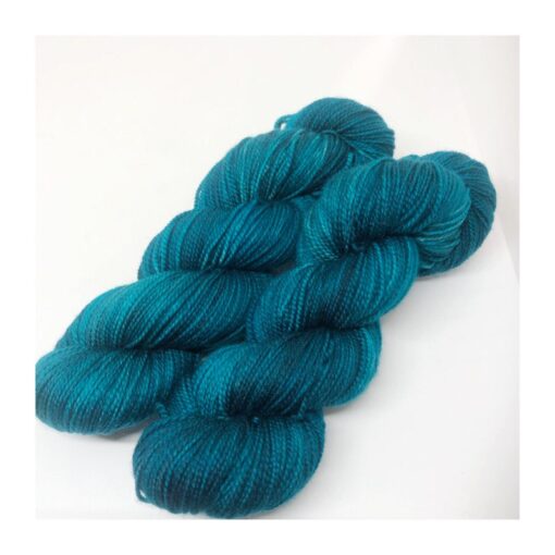 WestWooly merino SW 325, er et superblødt, lækkert og robust garn, og det kan bruges til utallige formål som sweatre, sjaler og ikke mindst strik til børn. Garnet er hårdt spundet af lange og bløde fibre og er derfor både blødt og kan strikkes på op til pind 4,5 mm Materiale: 100 % merino, 2-trådet, 20,5 mic Vejledende pinde: 3,5-4,5 mm Vejledende strikkefasthed: 22-30 masker pr 10 cm Løbelængde: 325 m pr fed a' 100 g Jeg håndfarver alle fed i små partier, husk derfor at bestille fed nok til dit projekt Vær opmærksom på, at farven på billedet kan afvige en smule fra virkeligheden, da det afhænger af skærmens farvekalibrering. Der kan således også være nuanceforskelle fra skærm til skærm. Håndfarvet garn er et spændende og interessant materiale at arbejde med.  Alle fed er farvet i hånden og helt unikke.Derfor vil der opleves forskelle i de enkelte fed. Når du strikker med håndfarvet garn, kan du med fordel strikke med to forskellige nøgler på samme tid. Strik eks. 2-5 omgange med hvert nøgle, hvormed du  