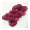 WestWooly merino SW 325, er et superblødt, lækkert og robust garn, og det kan bruges til utallige formål som sweatre, sjaler og ikke mindst strik til børn. Garnet er hårdt spundet af lange og bløde fibre og er derfor både blødt og kan strikkes på op til pind 4,5 mm Materiale: 100 % merino, 2-trådet, 20,5 mic Vejledende pinde: 3,5-4,5 mm Vejledende strikkefasthed: 22-30 masker pr 10 cm Løbelængde: 325 m pr fed a' 100 g Jeg håndfarver alle fed i små partier, husk derfor at bestille fed nok til dit projekt Vær opmærksom på, at farven på billedet kan afvige en smule fra virkeligheden, da det afhænger af skærmens farvekalibrering. Der kan således også være nuanceforskelle fra skærm til skærm. Håndfarvet garn er et spændende og interessant materiale at arbejde med.  Alle fed er farvet i hånden og helt unikke.Derfor vil der opleves forskelle i de enkelte fed. Når du strikker med håndfarvet garn, kan du med fordel strikke med to forskellige nøgler på samme tid. Strik eks. 2-5 omgange med hvert nøgle, hvormed du  