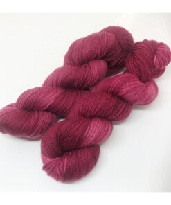 WestWooly merino SW 325, er et superblødt, lækkert og robust garn, og det kan bruges til utallige formål som sweatre, sjaler og ikke mindst strik til børn. Garnet er hårdt spundet af lange og bløde fibre og er derfor både blødt og kan strikkes på op til pind 4,5 mm Materiale: 100 % merino, 2-trådet, 20,5 mic Vejledende pinde: 3,5-4,5 mm Vejledende strikkefasthed: 22-30 masker pr 10 cm Løbelængde: 325 m pr fed a' 100 g Jeg håndfarver alle fed i små partier, husk derfor at bestille fed nok til dit projekt Vær opmærksom på, at farven på billedet kan afvige en smule fra virkeligheden, da det afhænger af skærmens farvekalibrering. Der kan således også være nuanceforskelle fra skærm til skærm. Håndfarvet garn er et spændende og interessant materiale at arbejde med.  Alle fed er farvet i hånden og helt unikke.Derfor vil der opleves forskelle i de enkelte fed. Når du strikker med håndfarvet garn, kan du med fordel strikke med to forskellige nøgler på samme tid. Strik eks. 2-5 omgange med hvert nøgle, hvormed du  