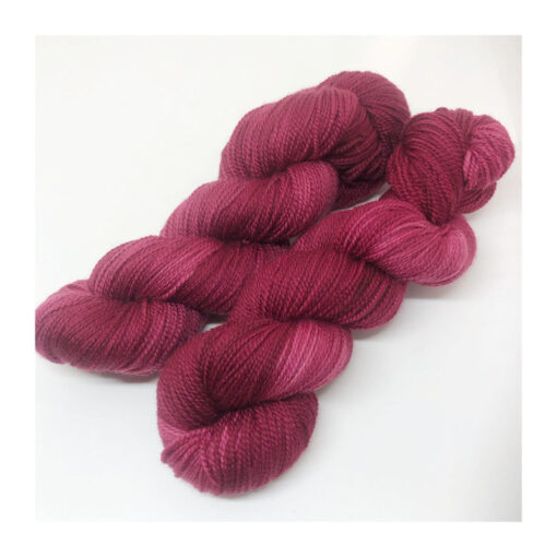 WestWooly merino SW 325, er et superblødt, lækkert og robust garn, og det kan bruges til utallige formål som sweatre, sjaler og ikke mindst strik til børn. Garnet er hårdt spundet af lange og bløde fibre og er derfor både blødt og kan strikkes på op til pind 4,5 mm Materiale: 100 % merino, 2-trådet, 20,5 mic Vejledende pinde: 3,5-4,5 mm Vejledende strikkefasthed: 22-30 masker pr 10 cm Løbelængde: 325 m pr fed a' 100 g Jeg håndfarver alle fed i små partier, husk derfor at bestille fed nok til dit projekt Vær opmærksom på, at farven på billedet kan afvige en smule fra virkeligheden, da det afhænger af skærmens farvekalibrering. Der kan således også være nuanceforskelle fra skærm til skærm. Håndfarvet garn er et spændende og interessant materiale at arbejde med.  Alle fed er farvet i hånden og helt unikke.Derfor vil der opleves forskelle i de enkelte fed. Når du strikker med håndfarvet garn, kan du med fordel strikke med to forskellige nøgler på samme tid. Strik eks. 2-5 omgange med hvert nøgle, hvormed du  