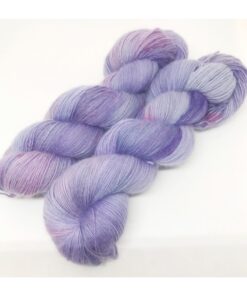 Merino SW 100 % single er et blødt og håndfarvet garn farvet i smukke farver. Garnet er 1-trådet og velegnet til utallige formål, sjaler, sweatre m.v. Hvis du ønsker at strikke på rundpind, bør garnet anvendes med en følgetråd, da den kan dreje, grundet tråden er 1-trådet. Løbelængde 650 m. på 100 g og et garn der kan benyttet både alene eller som en følgetråd. Vejledende pinde: 2-3 mm, Vejledende strikkefasthed: 32-40 masker pr 10 cm Jeg håndfarver alle fed i små partier, husk derfor at bestille fed nok til dit projekt, så du får nøjagtigt samme udtryk i hele arbejdet.