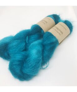 Bløde og glansfulde fed i en blanding af 75 % Kidmohair og 25 % Mulbærsilke. Dette garn er dermed et virkelig eksklusivt garn til dit strik. Mohair varmer 3 x mere end uld og vejer næsten intet. Brug garnet til sweatre, sjaler, huer og alt det andet, du ønsker ekstra blødt, lækkert, let og varmt. Disse fed lækre fed har en løbelængde på 420 m i hver fed a' 50 g. og er velegnet til følgetråd eller med flere tråde til hele arbejdet. Garnet stammer fra Italien, hvor det er spundet og af bedste sortering. Jeg håndfarver alle fed i små partier, husk derfor at bestille nok garn til dig projekt, så du er sikker på helt samme udtryk.