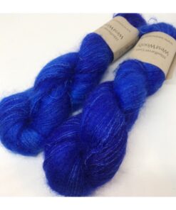 WestWooly Silke Mohair er blødt, lækkert og fyldigt garn, og det kan bruges til utallige formål som sweatre, sjaler og ikke mindst strik du ønsker at tilføre ekstra glans og kærlighed. Silke mohair er velegnet som følgetråd men kan også strikkes alene med 1 eller 2 tråde. Materiale: 75 % Superkidmohair, 25 % Morbærsilke Vejledende pinde: 3-4 mm Vejledende strikkefasthed: 32-40 masker pr 10 cm Løbelængde: 420 m pr fed a' 50 g Vaskeanvisning: håndvask, gerne i uldsæbe, kan centrifugeres i maskine – tørres liggende Jeg håndfarver alle fed i små partier, husk derfor at bestille fed nok til dit projekt Vær opmærksom på, at farven på billedet kan afvige en smule fra virkeligheden, da det afhænger af skærmens farvekalibrering. Der kan således  være nuanceforskelle fra skærm til skærm. 