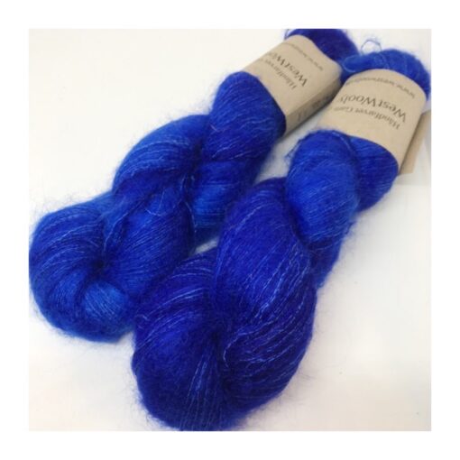 WestWooly Silke Mohair er blødt, lækkert og fyldigt garn, og det kan bruges til utallige formål som sweatre, sjaler og ikke mindst strik du ønsker at tilføre ekstra glans og kærlighed. Silke mohair er velegnet som følgetråd men kan også strikkes alene med 1 eller 2 tråde. Materiale: 75 % Superkidmohair, 25 % Morbærsilke Vejledende pinde: 3-4 mm Vejledende strikkefasthed: 32-40 masker pr 10 cm Løbelængde: 420 m pr fed a' 50 g Vaskeanvisning: håndvask, gerne i uldsæbe, kan centrifugeres i maskine – tørres liggende Jeg håndfarver alle fed i små partier, husk derfor at bestille fed nok til dit projekt Vær opmærksom på, at farven på billedet kan afvige en smule fra virkeligheden, da det afhænger af skærmens farvekalibrering. Der kan således  være nuanceforskelle fra skærm til skærm. 