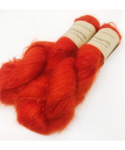 Bløde og glansfulde fed i en blanding af 75 % Kidmohair og 25 % Mulbærsilke. Dette garn er dermed et virkelig eksklusivt garn til dit strik. Mohair varmer 3 x mere end uld og vejer næsten intet. Brug garnet til sweatre, sjaler, huer og alt det andet, du ønsker ekstra blødt, lækkert, let og varmt. Disse fed lækre fed har en løbelængde på 420 m i hver fed a' 50 g. og er velegnet til følgetråd eller med flere tråde til hele arbejdet. Garnet stammer fra Italien, hvor det er spundet og af bedste sortering. Jeg håndfarver alle fed i små partier, husk derfor at bestille nok garn til dig projekt, så du er sikker på helt samme udtryk.