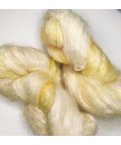 WestWooly Fat Mohair er et tykt mohairgarn i en dejlig tykkelse. Garnet har en sammensætning, der består af 73% kid mohair, 12% merinould og 5% nylon. Dette garn er enormt blødt med en god fylde og kan bruges i mange sammenhænge, som eks de lune sweatre på større pinde. Garnet kan bruges alene eller sammen med en tråd ufarvet merino, merino/Tencel, Merino/silke eller merino single. Jeg håndfarver alle fed i små partier, husk derfor at bestille fed nok til dit projekt Fiberindhold: 73% kid mohair, 12% merino, 5% nylon Anbefalet pind: 7-10 mm Løbelængde: 180 meter / 100 g i hvert fed Vaskeanvisning: håndvask 30 grader – tørres liggende Vær opmærksom på, at farven på billedet kan afvige en smule fra virkeligheden, da det afhænger af skærmens farvekalibrering. Der kan således også være nuanceforskelle fra skærm til skærm. Håndfarvet garn er et spændende og interessant materiale at arbejde med.  Alle fed er farvet i hånden og helt unikke.Derfor vil der opleves forskelle i de enkelte fed. Når du strikker med håndfarvet garn, kan du med fordel strikke med to forskellige nøgler på samme tid. Strik eks. 2-5 omgange med hvert nøgle, jhvormed du  