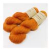 Dette garn indeholder 100 % ren Falkland merino og er et superblødt, robust og lækkert håndfarvet garn. Løbelængde 400 m. på 100 g og et garn der kan bruges til utallige formål. Dette både til brug for sweatre, sjaler, strik til børn og meget andet. Vejledende pinde: 3,5-4,5 mm Vejledende strikkefasthed: 22-30 masker pr 10 cm Garnet passer til perfekt til sweatre, huer, sjaler og børnetøj. Jeg håndfarver alle fed i små partier, husk derfor at bestille fed nok til dit projekt, så du får nøjagtigt samme udtryk i hele arbejdet.