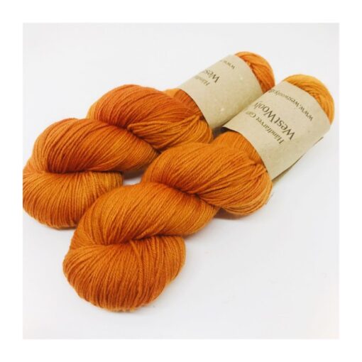 Dette garn indeholder 100 % ren Falkland merino og er et superblødt, robust og lækkert håndfarvet garn. Løbelængde 400 m. på 100 g og et garn der kan bruges til utallige formål. Dette både til brug for sweatre, sjaler, strik til børn og meget andet. Vejledende pinde: 3,5-4,5 mm Vejledende strikkefasthed: 22-30 masker pr 10 cm Garnet passer til perfekt til sweatre, huer, sjaler og børnetøj. Jeg håndfarver alle fed i små partier, husk derfor at bestille fed nok til dit projekt, så du får nøjagtigt samme udtryk i hele arbejdet.