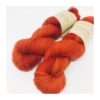Dette garn indeholder 100 % ren Falkland merino og er et superblødt, robust og lækkert håndfarvet garn. Løbelængde 400 m. på 100 g og et garn der kan bruges til utallige formål. Dette både til brug for sweatre, sjaler, strik til børn og meget andet. Vejledende pinde: 3,5-4,5 mm Vejledende strikkefasthed: 22-30 masker pr 10 cm Garnet passer til perfekt til sweatre, huer, sjaler og børnetøj. Jeg håndfarver alle fed i små partier, husk derfor at bestille fed nok til dit projekt, så du får nøjagtigt samme udtryk i hele arbejdet.