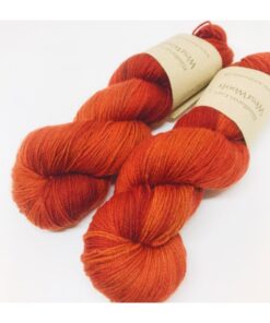 Dette garn indeholder 100 % ren Falkland merino og er et superblødt, robust og lækkert håndfarvet garn. Løbelængde 400 m. på 100 g og et garn der kan bruges til utallige formål. Dette både til brug for sweatre, sjaler, strik til børn og meget andet. Vejledende pinde: 3,5-4,5 mm Vejledende strikkefasthed: 22-30 masker pr 10 cm Garnet passer til perfekt til sweatre, huer, sjaler og børnetøj. Jeg håndfarver alle fed i små partier, husk derfor at bestille fed nok til dit projekt, så du får nøjagtigt samme udtryk i hele arbejdet.