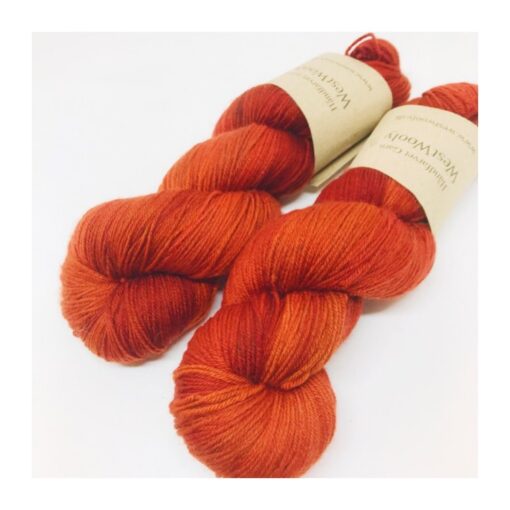 Dette garn indeholder 100 % ren Falkland merino og er et superblødt, robust og lækkert håndfarvet garn. Løbelængde 400 m. på 100 g og et garn der kan bruges til utallige formål. Dette både til brug for sweatre, sjaler, strik til børn og meget andet. Vejledende pinde: 3,5-4,5 mm Vejledende strikkefasthed: 22-30 masker pr 10 cm Garnet passer til perfekt til sweatre, huer, sjaler og børnetøj. Jeg håndfarver alle fed i små partier, husk derfor at bestille fed nok til dit projekt, så du får nøjagtigt samme udtryk i hele arbejdet.