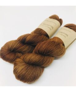 Dette garn indeholder 100 % ren Falkland merino og er et superblødt, robust og lækkert håndfarvet garn. Løbelængde 400 m. på 100 g og et garn der kan bruges til utallige formål. Dette både til brug for sweatre, sjaler, strik til børn og meget andet. Vejledende pinde: 3,5-4,5 mm Vejledende strikkefasthed: 22-30 masker pr 10 cm Garnet passer til perfekt til sweatre, huer, sjaler og børnetøj. Jeg håndfarver alle fed i små partier, husk derfor at bestille fed nok til dit projekt, så du får nøjagtigt samme udtryk i hele arbejdet.