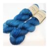 WestWooly merino SW 325, er et superblødt, lækkert og robust garn, og det kan bruges til utallige formål som sweatre, sjaler og ikke mindst strik til børn. Garnet er hårdt spundet af lange og bløde fibre og er derfor både blødt og kan strikkes på op til pind 4,5 mm Materiale: 100 % merino, 2-trådet, 20,5 mic Vejledende pinde: 3,5-4,5 mm Vejledende strikkefasthed: 22-30 masker pr 10 cm Løbelængde: 325 m pr fed a' 100 g Jeg håndfarver alle fed i små partier, husk derfor at bestille fed nok til dit projekt Vær opmærksom på, at farven på billedet kan afvige en smule fra virkeligheden, da det afhænger af skærmens farvekalibrering. Der kan således også være nuanceforskelle fra skærm til skærm. Håndfarvet garn er et spændende og interessant materiale at arbejde med.  Alle fed er farvet i hånden og helt unikke.Derfor vil der opleves forskelle i de enkelte fed. Når du strikker med håndfarvet garn, kan du med fordel strikke med to forskellige nøgler på samme tid. Strik eks. 2-5 omgange med hvert nøgle, hvormed du  