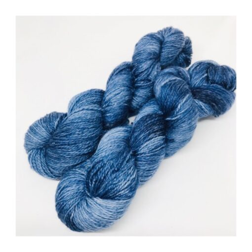 Let, blødt og kradsefrit garn i blandingen af 90 % SW Extrafine Merino og 10 % Hør Garnet er meget velegnet til sweatre, sjaler og andet strik, der ønsket lidt lettere end ren uld. Vejledende pinde: 4,5-5,5 mm Vejledende strikkefasthed: 18-24 masker på 10 cm Jeg håndfarver alle fed i små partier, husk derfor at bestille fed nok til dit projekt, så du får nøjagtigt samme udtryk i hele arbejdet.