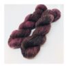 Let, blødt og kradsefrit garn i blandingen af 90 % SW Extrafine Merino og 10 % Hør Garnet er meget velegnet til sweatre, sjaler og andet strik, der ønsket lidt lettere, og ikke mindst mindre varmt, end ren uld. Vejledende pinde: 2,5-4 mm Vejledende strikkefasthed: 25-33 masker på 10 cm Jeg håndfarver alle fed i små partier, husk derfor at bestille fed nok til dit projekt, så du får nøjagtigt samme udtryk i hele arbejdet.