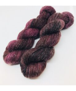 Let, blødt og kradsefrit garn i blandingen af 90 % SW Extrafine Merino og 10 % Hør Garnet er meget velegnet til sweatre, sjaler og andet strik, der ønsket lidt lettere, og ikke mindst mindre varmt, end ren uld. Vejledende pinde: 2,5-4 mm Vejledende strikkefasthed: 25-33 masker på 10 cm Jeg håndfarver alle fed i små partier, husk derfor at bestille fed nok til dit projekt, så du får nøjagtigt samme udtryk i hele arbejdet.