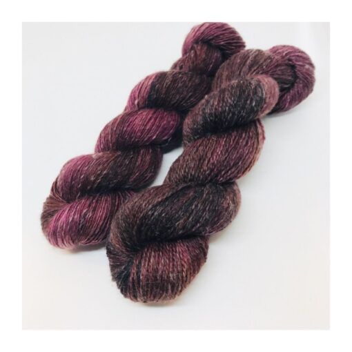 Let, blødt og kradsefrit garn i blandingen af 90 % SW Extrafine Merino og 10 % Hør Garnet er meget velegnet til sweatre, sjaler og andet strik, der ønsket lidt lettere, og ikke mindst mindre varmt, end ren uld. Vejledende pinde: 2,5-4 mm Vejledende strikkefasthed: 25-33 masker på 10 cm Jeg håndfarver alle fed i små partier, husk derfor at bestille fed nok til dit projekt, så du får nøjagtigt samme udtryk i hele arbejdet.