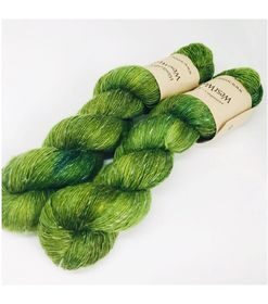 WestWooly Merino/ Hør 360 SW, er et blødt, lækkert og robust garn, og det kan bruges til mange formål som sweatre, sjaler og ikke mindst strik til børn. Dertil er dette hørgarn meget velegnet til dig, der let får det alt for varmt i andre former for strik, da hør er temperaturregulerende og kølende. Garnet er hårdt spundet af lange og bløde fibre og er er dertil velegnet til sensitive og uldsarte. Materiale: 90 % merino (19, 5 mic), 10 % hør Vejledende pinde: 2,5-4 mm Vejledende strikkefasthed: 28-36 masker på 10 cm Løbelængde: 360 m pr fed a' 100 g Vaskeanvisning: håndvask, gerne i uldsæbe, kan centrifugeres i maskine – tørres liggende Vær opmærksom på, at farven på billedet kan afvige en smule fra virkeligheden, da det afhænger af skærmens farvekalibrering. Der kan således også være nuanceforskelle fra skærm til skærm. Håndfarvet garn er et spændende og interessant materiale at arbejde med.  Alle fed er farvet i hånden og helt unikke.Derfor vil der opleves forskelle i de enkelte fed. Når du strikker med håndfarvet garn, kan du med fordel strikke med to forskellige nøgler på samme tid. Strik eks. 2-5 omgange med hvert nøgle, hvormed du  