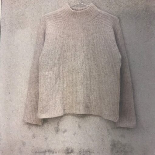 Aviaya Sweater er designet til at have et bevægelsesrum, der er større end eget brystmål, et såkaldt positive ease. Når du skal vælge størrelse, kan du med fordel bruge sektionen 