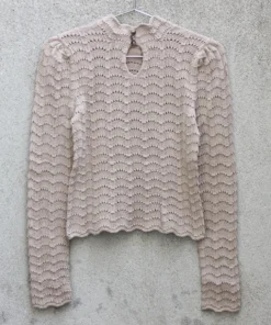 Barbroe Bluse Barbroe Bluse er en tynd og feminin blondebluse i ren strukturstrik. Blusen har en let høj hals, der lukkes med tre knapper i nakken. Barbroe Bluse strikkes nedefra og op, kroppen strikkes rundt, herefter deles arbejdet i for- og bagstykke, og hvert stykke strikkes færdigt hver for sig. Ærmerne strikkes rundt, og de monteres efterfølgende med madrassting. Blusen strikkes i et enkelt hulmønster ud fra diagrammer, der er lette at følge. Størrelser: 1 (2) 3 (4) 5 (6) 7 (8) 9 (10) Vejledende brystmål: 72-82 (83-91) 92-100 (101-109) 110-118 (119-127) 128-136 (137-145) 146-154 (155-165) cm Omkreds: ca. 72 (80) 88 (96) 104 (112) 120 (128) 136 (144) cm Længde fra skulder: ca. 50 (52) 54 (56) 58 (60) 62 (66) 68 (70) cm Ærmelængde: ca. 45 (45) 45 (47) 47 (48, 5) 48,5 (48,5) 48 (48,5) cm Pinde: Rundpinde og strømpepinde 2,5 og 3 mm, samt hæklenål 1,5 mm Strikkefasthed: 20 m x 40 rækker = 10 x 10 cm på pind 3 mm i strukturmønstret (Diagram C) efter vask og blok En mønstersekvens (1. til 8. m i Diagram C) måler 4 cm Garn: 1 tråd Knitting for Olive Merino Blusen på billedet er strikket i Knitting for Olive Merino - Champignonrosa Knapper: 3 stk - ø 12 mm Garnforbrug: 200 (250) 250 (300) 350 (400) 400 (400) 450 (450)