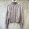 Bregne Sweater er en elegant hverdagssweater i et enkelt hulmønster i striber på langs. Sweateren har en høj ribhals og brede ribkanter, hvilket giver en rå kontrast til det feminine strukturmønster. Sweateren strikkes rundt oppefra og ned. Halsudskæringen formes ved hjælp af vendestrik, German Short Rows. Blusens hulmønster er let og vanedannende at strikke.  PRODUKTINFORMATION Bregne Sweater er designet til at have et bevægelsesrum, der er større end eget brystmål, et såkaldt positive ease. Når du skal vælge størrelse, kan du med fordel bruge sektionen 