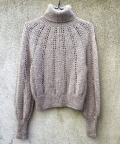 Bregne Sweater er en elegant hverdagssweater i et enkelt hulmønster i striber på langs. Sweateren har en høj ribhals og brede ribkanter, hvilket giver en rå kontrast til det feminine strukturmønster. Sweateren strikkes rundt oppefra og ned. Halsudskæringen formes ved hjælp af vendestrik, German Short Rows. Blusens hulmønster er let og vanedannende at strikke.  PRODUKTINFORMATION Bregne Sweater er designet til at have et bevægelsesrum, der er større end eget brystmål, et såkaldt positive ease. Når du skal vælge størrelse, kan du med fordel bruge sektionen 