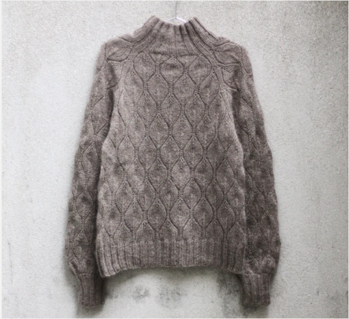 Olive Turtleneck er en blød og let sweater i ren strukturstrik. Sweateren har brede ribkanter, som står i kontrast til det feminine mønster. Sweateren strikkes rundt oppefra og ned og efter diagrammer. Bemærk at sweateren strikkes på enten pinde 5 mm og 6 mm eller pinde 5 mm og 6,5 mm alt efter størrelse. Størrelse: XS (S) M (L) XL (2XL) 3XL (4XL) Vejledende brystmål: 76-83 (84-91) 92-99 (100-107) 108-116 (117-127) 128-139 (140-149) cm Omkreds: ca. 90 (99) 105 (113) 120 (127) 135 (141) cm Hel længde fra skulder: ca. 52 (54) 55 (56) 60 (61) 65 (66) cm Indvendig ærmelængde: ca. 42 (44) 44 (39) 39 (39) 39 (39) cm Pinde: Rundpinde og strømpepinde 5 mm og 6,5 (6) 6,5 (6) 6,5 (6) 6,5 (6) mm Strikkefasthed: Efter vask og blok Pind 6 mm: 17 m x 24 rækker = 10 x 10 cm i mønster (Diagram C) Pind 6,5 mm: 16 m x 22 rækker = 10 x 10 cm i mønster (Diagram C) Garn: 1 tråd Knitting for Olive Merino (250 m / 50 g) og 2 tråde Knitting for Olive Soft Silk Mohair (225 m / 25 g) Modellen på billedet er strikket i Merino – Jord og Soft Silk Mohair - Hasselnød Garnforbrug: Merino: 200 (200) 200 (250) 250 (250) 300 (300) g Soft Silk Mohair: 200 (225) 225 (250) 275 (275) 300 (325) g