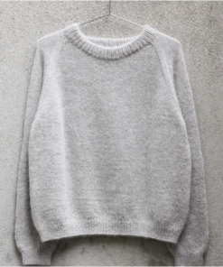 It's Not a Sweatshirt er en enkel basissweater, inspireret af den klassiske sweatshirt. Sweateren strikkes rundt oppefra og ned med dobbelt halskant og raglanudtagninger. Halsudskæringen formes med vendepinde, i opskriften anvendes German Short Rows som vendeteknik. Sweateren strikkes i 1 tråd Merino og en tråd Soft Silk Mohair, og den kan strikkes i at væld af smukke farvekombinationer. It's Not a Sweatshirt er designet til at have et bevægelsesrum, der er større end eget brystmål, et såkaldt positive ease. Når du skal vælge størrelse, kan du med fordel bruge sektionen 