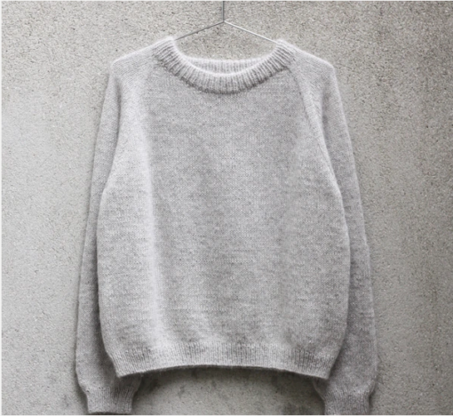 It's Not a Sweatshirt er en enkel basissweater, inspireret af den klassiske sweatshirt. Sweateren strikkes rundt oppefra og ned med dobbelt halskant og raglanudtagninger. Halsudskæringen formes med vendepinde, i opskriften anvendes German Short Rows som vendeteknik. Sweateren strikkes i 1 tråd Merino og en tråd Soft Silk Mohair, og den kan strikkes i at væld af smukke farvekombinationer. It's Not a Sweatshirt er designet til at have et bevægelsesrum, der er større end eget brystmål, et såkaldt positive ease. Når du skal vælge størrelse, kan du med fordel bruge sektionen 