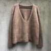 Deep Valley Sweater er en blød og elegant sweater med en dyb V-udskæring og et løst fit. Sweateren strikkes oppefra og ned i halvpatent med en 'kantmaske med omslag' i halsudskæringen, hvilket giver en pæn kant. Vær opmærksom på, at sweateren bliver ca. 10 % længere efter vask. Deep Valley Sweater er designet til at have et bevægelsesrum, der er større end eget brystmål, et såkaldt positive ease. Når du skal vælge størrelse, kan du med fordel bruge sektionen "vejledende brystmål" som reference og herudfra finde den rette størrelse. Måler du eksempelvis 98 cm rundt om brystet, bør du vælge at strikke en størrelse M for at opnå den tiltænkte pasform. Størrelse: XS (S) M (L) XL Vejledende brystmål: ca. 76-85 (86-94) 95-104 (105-113) 114-122 Omkreds: ca. 99 (103) 107 (111) 115 cm Længde: ca. 50 (52) 54 (56) 58 cm Ærmelængde: ca. 47 (48) 48 (48) 49 cm Pinde: Rundpind 3,5 mm og 80 cm og strømpepinde 3,5 mm Strikkefasthed: 20 m x 42 rækker (21 patentrækker) = 10 x 10 cm i halvpatent på pind 3,5 mm Garn: 1 tråd Knitting for Olive Merino eller Cotton Merino (250 m / 50 g) og 1 tråd Soft Silk Mohair (225 m / 25 g) Sweateren på billedet er strikket i Merino - Trenchcoat  og Soft Silk Mohair - Nøddebrun Garnforbrug: Merino: 200 (200) 250 (250) 300 gram Soft Silk Mohair: 125 (125) 150 (150) 150 g