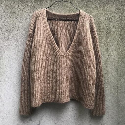 Deep Valley Sweater er en blød og elegant sweater med en dyb V-udskæring og et løst fit. Sweateren strikkes oppefra og ned i halvpatent med en 'kantmaske med omslag' i halsudskæringen, hvilket giver en pæn kant. Vær opmærksom på, at sweateren bliver ca. 10 % længere efter vask. Deep Valley Sweater er designet til at have et bevægelsesrum, der er større end eget brystmål, et såkaldt positive ease. Når du skal vælge størrelse, kan du med fordel bruge sektionen 