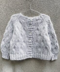 Olive Cardigan er en fin og anvendelig cardigan til børn i ren strukturstrik. Cardiganen strikkes frem og tilbage oppefra og ned og efter diagrammer. Der afsluttes med ribkanter på krop og ærmer, og til sidst samles masker op til knapstolpe, som ligeledes strikkes i rib. Størrelse: 9 (12) 18 måneder // (2) 4 (6) 8 (10) år Omkreds: ca. 57 (60) 63 // (67) 73 (76) 80 (84) cm Hel længde: ca. 28 (30) 32 // (35) 40 (43) 46 (49) cm Indvendig ærmelængde: ca. 19 (20) 22 // (23) 26 (32) 34 (37) cm Pinde: Rundpinde og strømpepinde 3 og 3,5 og 4 (4,5) 5 // (4) 5 (4) 4,5 (5) mm Strikkefasthed:  Pind 4 mm: 25 m x 30 rækker = 10 x 10 cm i mønster efter vask Pind 4,5 mm: 24 m x 28 rækker = 10 x 10 cm i mønster efter vask Pind 5 mm: 23 m x 26 rækker = 10 x 10 cm i mønster efter vask. Garn: 1 tråd Knitting for Olive Merino (250 m / 50 g) og  1 tråd Knitting for Olive Soft Silk Mohair (225 m / 25 g) Modellen på billedet er strikket i Merino - Perlegrå og Soft Silk Mohair - Pudderblå Garnforbrug:  Merino: 100 (100) 100 // (150) 150 (150) 200 (250) g Soft Silk Mohair: 50 (50) 75 // (75) 75 (100) 100 (125) g Knapper: 6 (6) 6 // (7) 7 (8) 8 (9) stk. 12 - 15 mm 
