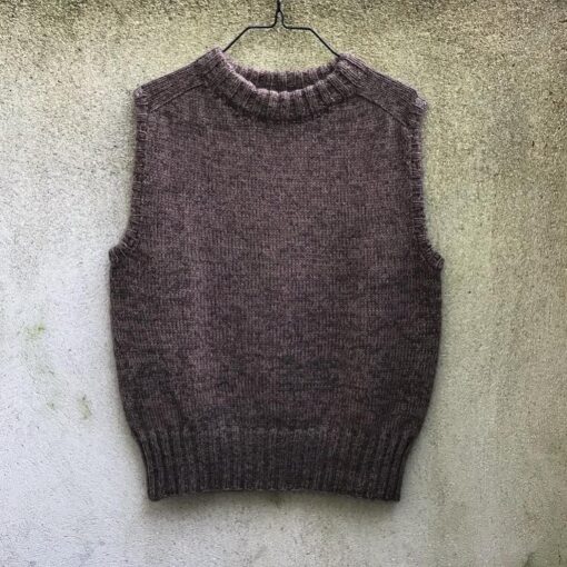 Olives vest er en enkel og klassisk basisvest. Vesten strikkes oppefra og ned i glat. Halsudskæringen formes med vendestrik. Vesten har ombukkede ribkanter i hals og ærmer. Kroppen afsluttes ligeledes i en ribkant. Olives Vest er designet til at have et bevægelsesrum, der er større end eget brystmål, et såkaldt positive ease. Når du skal vælge størrelse, kan du med fordel bruge sektionen 