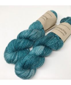 Let, blødt og kradsefrit garn i blandingen af 90 % SW Extrafine Merino og 10 % Hør Garnet er meget velegnet til sweatre, sjaler og andet strik, der ønsket lidt lettere, og ikke mindst mindre varmt, end ren uld. Vejledende pinde: 4,5-5,5 mm Vejledende strikkefasthed: 18-24 masker på 10 cm Jeg håndfarver alle fed i små partier, husk derfor at bestille fed nok til dit projekt, så du får nøjagtigt samme udtryk i hele arbejdet.