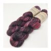 WestWooly Merino/ Hør 180 SW, er et blødt, lækkert og robust garn, og det kan bruges til mange formål som sweatre, sjaler og ikke mindst strik til børn. Dertil er dette hørgarn meget velegnet til dig, der let får det alt for varm i andre former for strik, da hør er temperaturregulerende og kølende. Garnet er hårdt spundet af lange og bløde fibre og er er dertil velegnet til sensitive og uldsarte. Materiale: 90 % merino (19, 5 mic), 10 % hør Vejledende pinde: 4,5-5,5 mm Vejledende strikkefasthed: 18-24 masker på 10 cm Løbelængde: 180 m pr fed a' 100 g Vaskeanvisning: håndvask, gerne i uldsæbe, kan centrifugeres i maskine – tørres liggende Vær opmærksom på, at farven på billedet kan afvige en smule fra virkeligheden, da det afhænger af skærmens farvekalibrering. Der kan således også være nuanceforskelle fra skærm til skærm. Håndfarvet garn er et spændende og interessant materiale at arbejde med.  Alle fed er farvet i hånden og helt unikke.Derfor vil der opleves forskelle i de enkelte fed. Når du strikker med håndfarvet garn, kan du med fordel strikke med to forskellige nøgler på samme tid. Strik eks. 2-5 omgange med hvert nøgle, hvormed du  