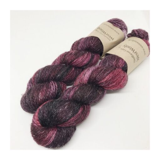 WestWooly Merino/ Hør 180 SW, er et blødt, lækkert og robust garn, og det kan bruges til mange formål som sweatre, sjaler og ikke mindst strik til børn. Dertil er dette hørgarn meget velegnet til dig, der let får det alt for varm i andre former for strik, da hør er temperaturregulerende og kølende. Garnet er hårdt spundet af lange og bløde fibre og er er dertil velegnet til sensitive og uldsarte. Materiale: 90 % merino (19, 5 mic), 10 % hør Vejledende pinde: 4,5-5,5 mm Vejledende strikkefasthed: 18-24 masker på 10 cm Løbelængde: 180 m pr fed a' 100 g Vaskeanvisning: håndvask, gerne i uldsæbe, kan centrifugeres i maskine – tørres liggende Vær opmærksom på, at farven på billedet kan afvige en smule fra virkeligheden, da det afhænger af skærmens farvekalibrering. Der kan således også være nuanceforskelle fra skærm til skærm. Håndfarvet garn er et spændende og interessant materiale at arbejde med.  Alle fed er farvet i hånden og helt unikke.Derfor vil der opleves forskelle i de enkelte fed. Når du strikker med håndfarvet garn, kan du med fordel strikke med to forskellige nøgler på samme tid. Strik eks. 2-5 omgange med hvert nøgle, hvormed du  