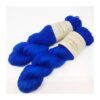 WestWooly merino SW 325, er et superblødt, lækkert og robust garn, og det kan bruges til utallige formål som sweatre, sjaler og ikke mindst strik til børn. Garnet er hårdt spundet af lange og bløde fibre og kan strikkes på op til pind 4,5 mm Materiale: 100 % merino, 2-trådet, 20,5 mic Vejledende pinde: 3,5-4,5 mm Vejledende strikkefasthed: 22-30 masker pr 10 cm Løbelængde: 325 m pr fed a' 100 g Jeg håndfarver alle fed i små partier, husk derfor at bestille fed nok til dit projekt Vær opmærksom på, at farven på billedet kan afvige en smule fra virkeligheden, da det afhænger af skærmens farvekalibrering. Der kan således også være nuanceforskelle fra skærm til skærm. Håndfarvet garn er et spændende og interessant materiale at arbejde med.  Alle fed er farvet i hånden og helt unikke.Derfor vil der opleves forskelle i de enkelte fed. Når du strikker med håndfarvet garn, kan du med fordel strikke med to forskellige nøgler på samme tid. Strik eks. 2-5 omgange med hvert nøgle, hvormed du  