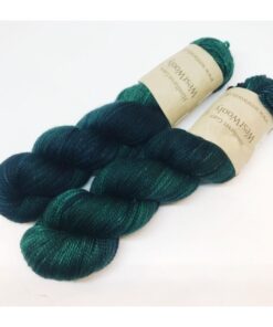 WestWooly merino SW 325 er et meget blødt og lækkert garn. Garnet er spundet tæt hvilket bevirker, at det færdige arbejde ikke 
